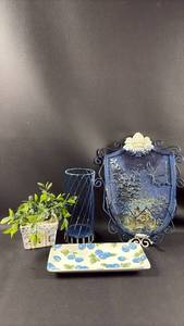 lot 41 image: Wire and Ceramic Decor