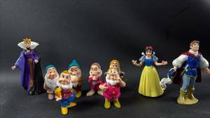 lot 84 image: Walt Disney Snow White Play Figures (no Dopey)