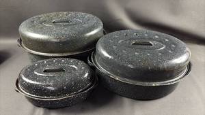 lot 92 image: Trio Speckled Enamel Roasters for Display