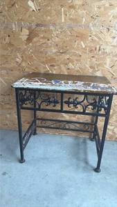 lot 102 image: Side Table