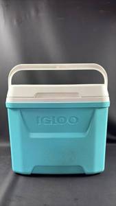 lot 113 image: Clean and Fashionable Turquoise Igloo Cooler Appropriate Dimensions 12 by 8 by 15 inches