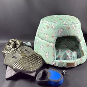 lot 121 image: Convertible Pet Bed, Leash and Coats for little doggies ( XS )