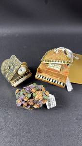 lot 122 image: 3 Piece Decorative Collectible Set Pianos Ornament and Clock with Boyds Bears Trinket Box