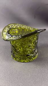lot 125 image: Vintage Smith Glass Art Glass Top Hat Green Daisy And Button