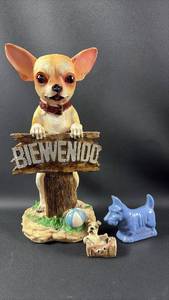lot 129 image: 13 inch Chihuahua Bienvenido Welcome Sign Figure with Cool Little Buddies