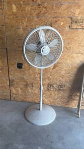 lot 201 image: Working Lasko Pedestal Fan 20 Inch