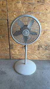 lot 202 image: Working Lasko Pedestal Fan