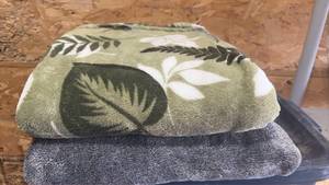 lot 309 image: Clean Throws