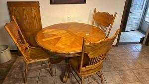 lot 1 image: Round Pedestal Dining Table with Inlaid Top and 4 Chairs