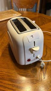 lot 7 image: Hamilton Beach 2-Slice Toaster