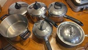 lot 14 image: Saucepans with Lids Set of 2