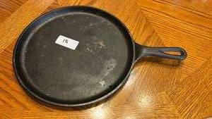 lot 15 image: Cast Iron Skillet Frying Pan with Handle