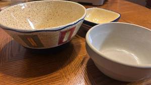 lot 22 image: 3-Piece Ceramic Bowl Set Speckled and Solid Colors