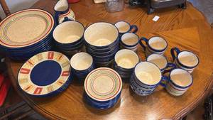 lot 25 image: Speckled Ceramic Dinnerware Set with Plates Bowls and Mugs