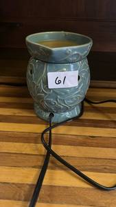 lot 61 image: Ceramic Wax Warmer with Decorative Ornamental Design