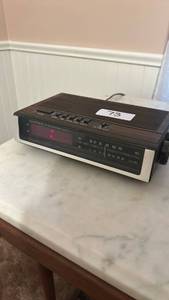 lot 73 image: Philips FM-AM Electronic Clock Radio