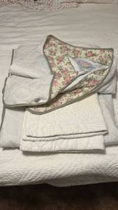 lot 76 image: Quilted Bedding Set with Floral Print Blanket