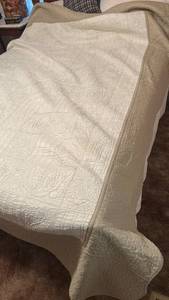 lot 77 image: Quilted Bedding Throw with Floral and Plaid Pattern