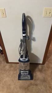 lot 122 image: Shark Upright Carpet Cleaner with Hose Attachment