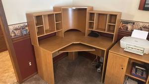 lot 164 image: L-Shaped Corner Desk with Hutch and Storage Shelving