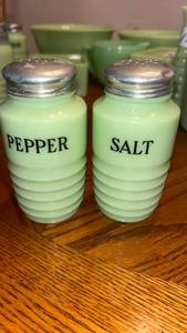 lot 175 image: Salt and Pepper Shaker Set 2-Piece Green Glass Metal Top