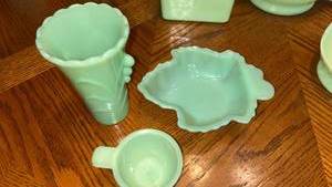 lot 177 image: Jade Green Decorative Dishes and Vessels Lot 5 pieces