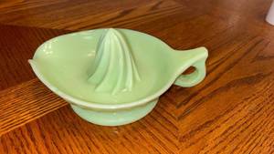 lot 185 image: Pale Green Ceramic Citrus Juicer with Handle