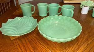 lot 186 image: Green Ceramic Dinnerware Set 4 Mugs 2 Serving Plates