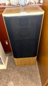 lot 196 image: 4 Sharp Audio Speakers with Wood Cabinet, (2 floor and two smaller)