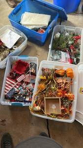 lot 264 image: Lot of Holiday Seasonal Decorations Floral Arrangements Flags Baskets