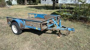 lot 271 image: 5x8 Single Axle Utility Trailer with Wood Bed and Blue Frame, Comes with gate as well shown in images