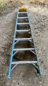 lot 276 image: Extension Ladder Blue 8ft Fiberglass