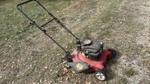 lot 277 image: Push lawn mower with gas engine
