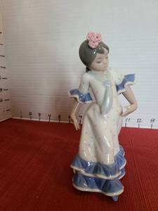 lot 910 image: Lladro Figurine Girl with Pink Flowers Blue Dress 6 inches