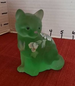 lot 912 image: Fenton Glass Green Cat Figurine Handpainted by Le Tansley