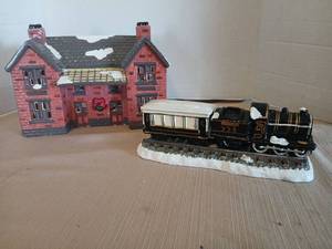lot 1005 image: Dept 56 Dickens Village Depot With Train 56 07286 1988