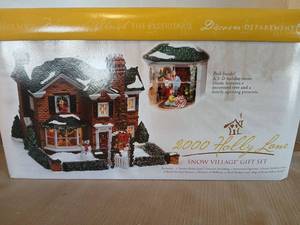 lot 1011 image: Snow Village 2000 Holly Lane Gift Set Ceramic Building