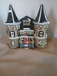 lot 1016 image: Twin Peaks Department  56 Ceramic Castle House Figurine with Snow-Topped Turrets