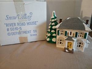 lot 1020 image: Snow Village River Road House #5010-5 Department 56 Figurine with Tree