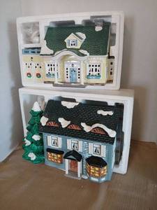 lot 1024 image: The Original Snow Village Springfield House 1987 Porcelain Building Set and North Creek Cottage