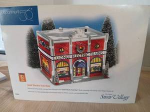 lot 1064 image: Department 56 Lionel Electric Train Shop Ceramic House 54947