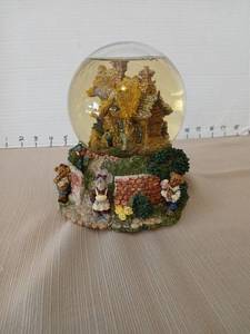 lot 1233 image: Boyds bear musical Snow Globe with Cottage House Scene and Figurines