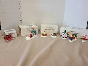 lot 1264 image: Snow Village Ceramic Figurines and Accessories Lot