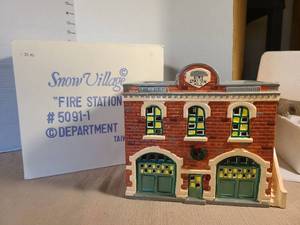 lot 1318 image: Snow Village Fire Station #5091 Department Building Figurine