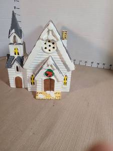 lot 1326 image: The Original Snow Village Church Ceramic Figurine Set 1986