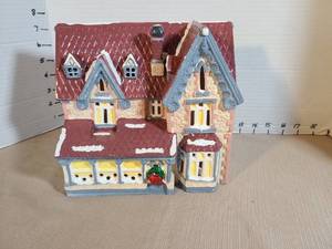 lot 1336 image: Dept 56 Chateau Snow House Series Porcelain Figurine
