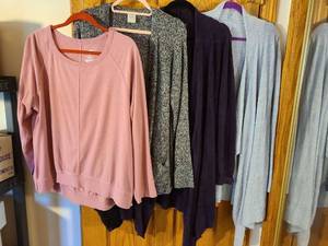 lot 1376 image: Ladies sweaters LXL