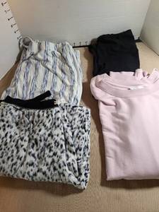 lot 1383 image: Lounging pants, size M, plus a long sleeve top.