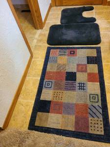 lot 1400 image: Bath rug set and  rug 46x31