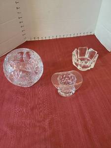 lot 1404 image: Vintage American Fostoria top hat, Orrefors Crystal bowl, Starburst pattern rose bowl